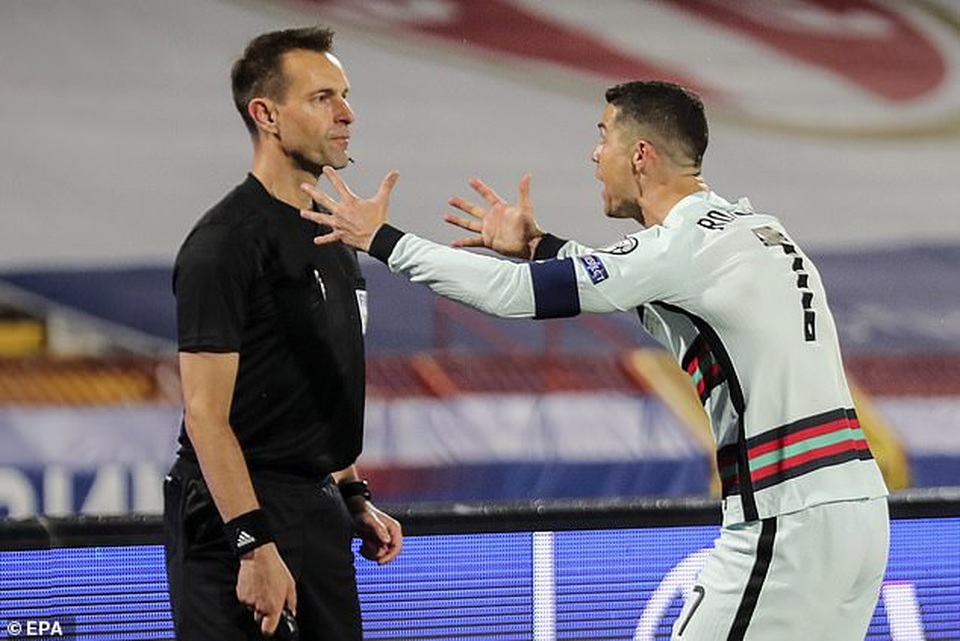 C.Ronaldo tức giận với trọng tài vì bị cướp bàn thắng - 3 C.Ronaldo tức giận với trọng tài vì bị cướp bàn thắng - 3