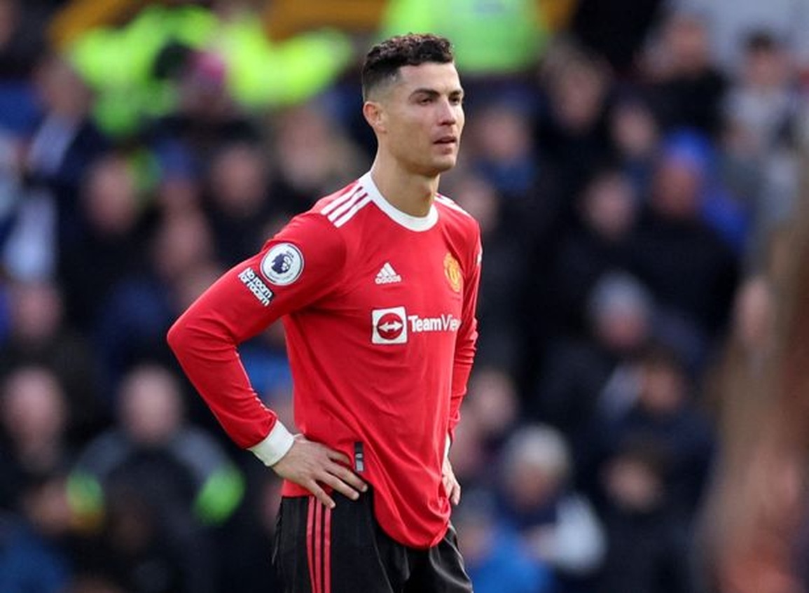 Động thái bất ngờ của Man Utd ở vụ C.Ronaldo đập điện thoại - 2