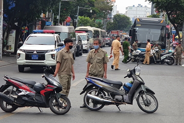 Hàng trăm cảnh sát phong tỏa nhiều giờ để kiểm tra quán bar ở TPHCM