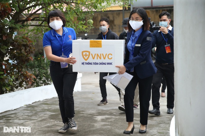 Cận cảnh những mũi tiêm vắc xin phòng dịch Covid-19 đầu tiên tại Việt Nam - 11 Cận cảnh những mũi tiêm vắc xin phòng dịch Covid-19 đầu tiên tại Việt Nam - 11