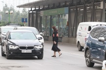 Người đi bộ "né" cầu vượt sang đường: thiếu văn minh hay văn hóa "tiện"?