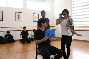 Đông Nhi, Ông Cao Thắng tình tứ tập múa cho nhạc kịch “chuyển hương”