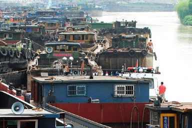 Trung Quốc: 8.000 tàu thuyền mắc kẹt suốt 40km vì lũ