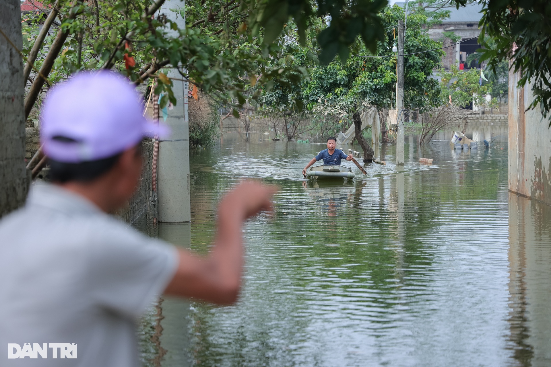 22 ngày cô lập vì ngập: Người Hà Nội bỏ biệt thự, nhà cao tầng đi ở nhờ - 2 22 ngày cô lập vì ngập: Người Hà Nội bỏ biệt thự, nhà cao tầng đi ở nhờ - 2