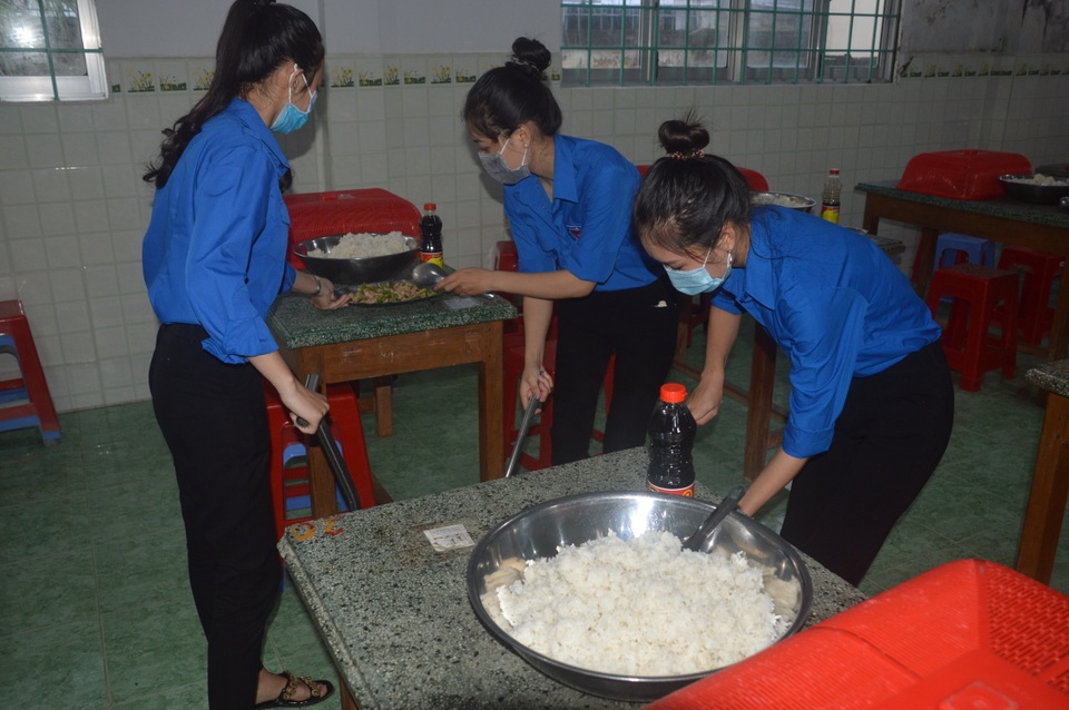 Nhiều thí sinh nén nỗi đau quyết tâm đi thi tốt nghiệp THPT - 1