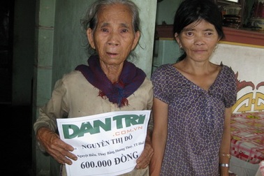 Quà nhân ái tiếp tục đến với người mẹ 84 tuổi nuôi con tâm thần