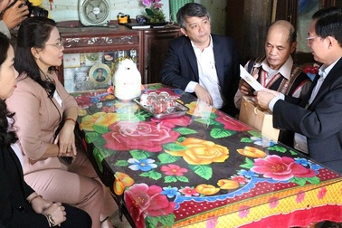 Bí thư Tỉnh ủy Hồ Quốc Dũng thăm, trao quà Tết bà con đồng bào khó khăn