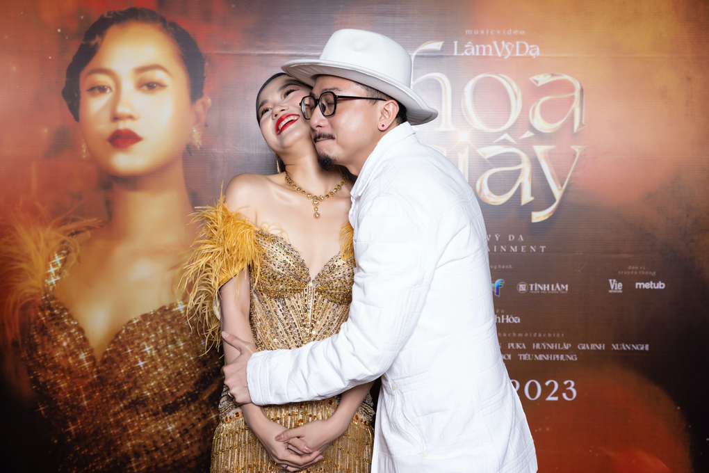 Hứa Minh Đạt không ngại tình tứ với bà xã Lâm Vỹ Dạ trước đông người - 2 Hứa Minh Đạt không ngại tình tứ với bà xã Lâm Vỹ Dạ trước đông người - 2