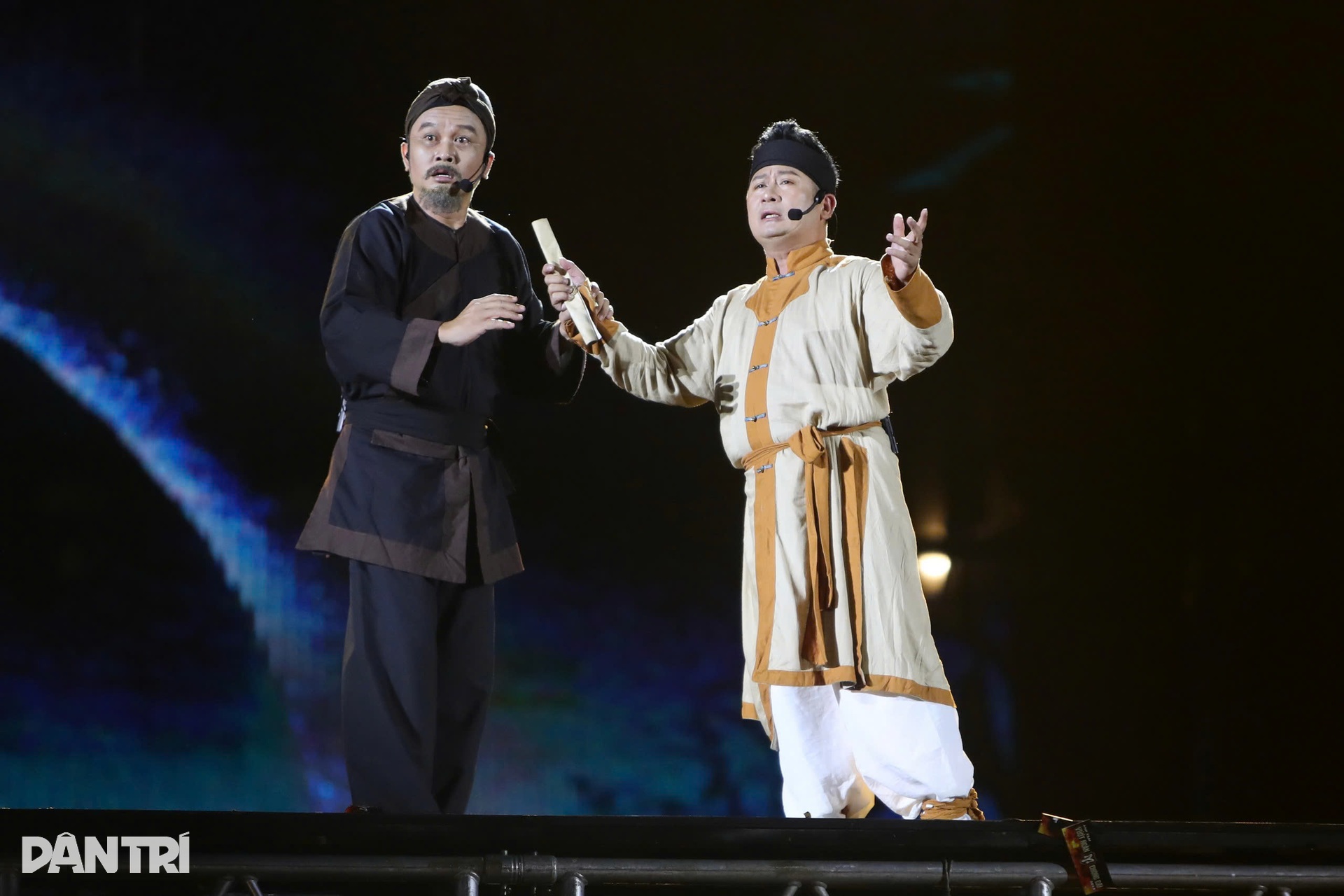 Concert Anh trai vượt ngàn chông gai: Tự Long quỳ gối cảm ơn khán giả - 7 Concert Anh trai vượt ngàn chông gai: Tự Long quỳ gối cảm ơn khán giả - 7