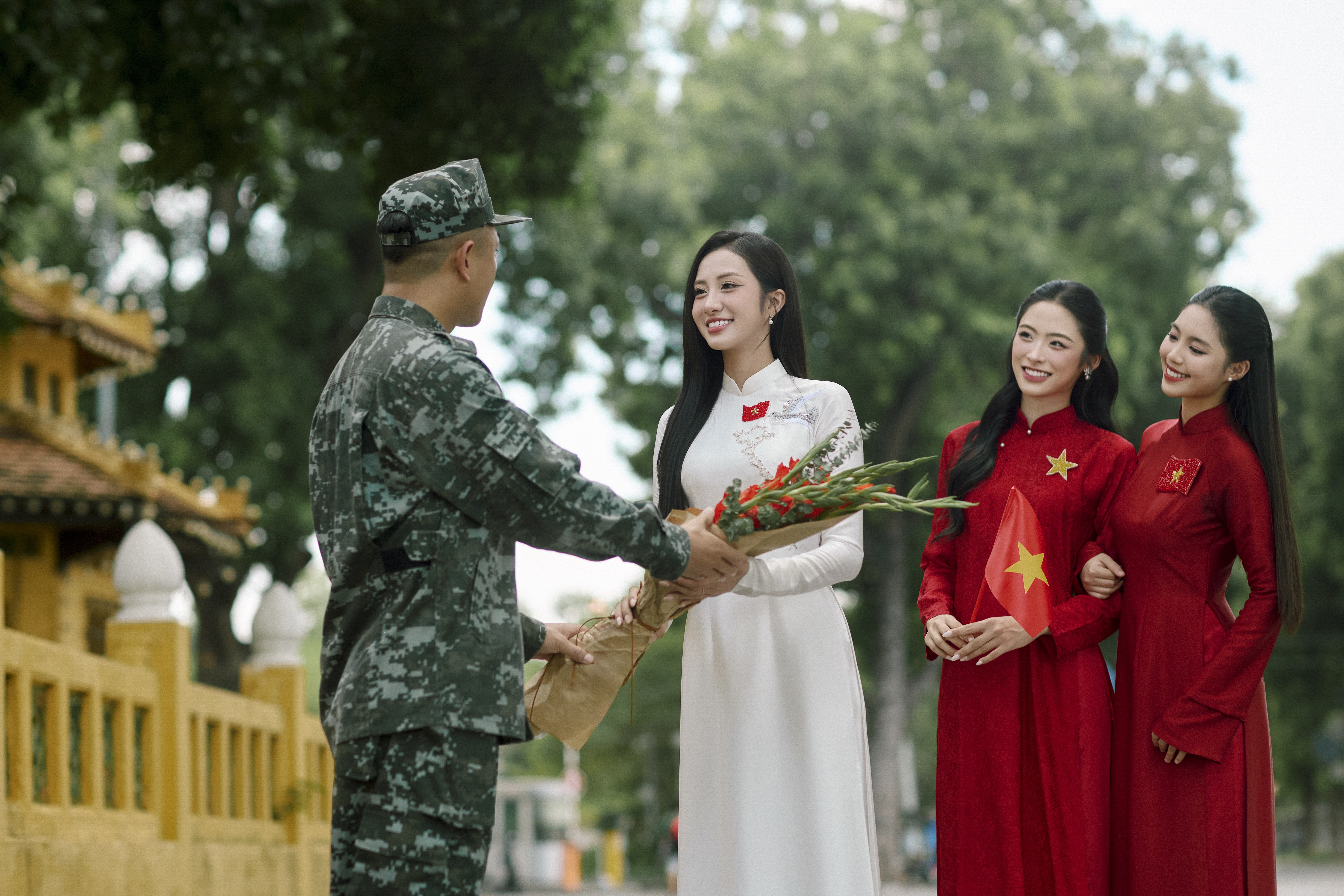 Thiếu úy cảnh vệ sánh vai cùng với top 3 Hoa hậu Việt Nam - 3 Thiếu úy cảnh vệ sánh vai cùng với top 3 Hoa hậu Việt Nam - 3