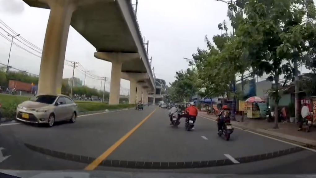 Nam thanh niên đạp ngã người đi xe máy ở TPHCM - 1 Nam thanh niên đạp ngã người đi xe máy ở TPHCM - 1