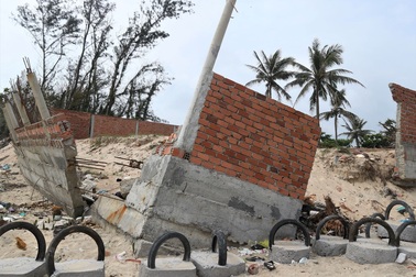 Chật vật sống trong vùng sạt lở