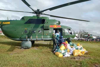 Cận cảnh trực thăng cứu trợ vùng cô lập do mưa lũ tại Đắk Lắk