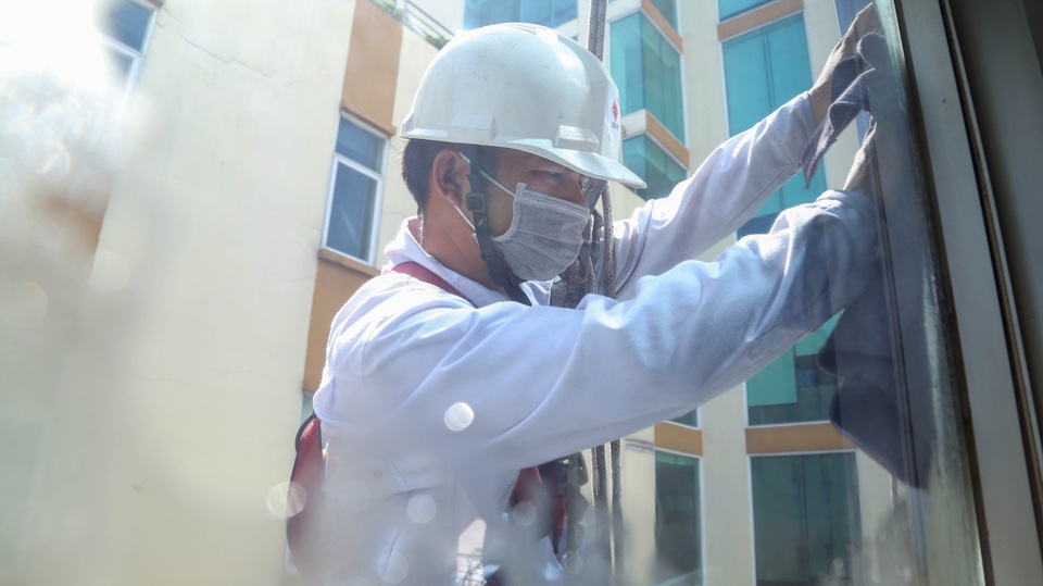 Thợ lau kính cao ốc kiếm bạc triệu mỗi ngày giáp Tết - 7 Thợ lau kính cao ốc kiếm bạc triệu mỗi ngày giáp Tết - 7