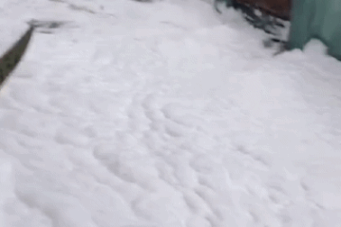 Kỳ lạ dòng nước nổi bọt trắng xóa tuôn như thác sau trận mưa lớn