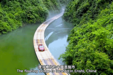 Đường ván gỗ nổi trên sông không có trụ vẫn chịu được sức nặng 10.000 người