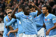 "Chơi tennis" với Bournemouth, Man City giành ngôi đầu bảng