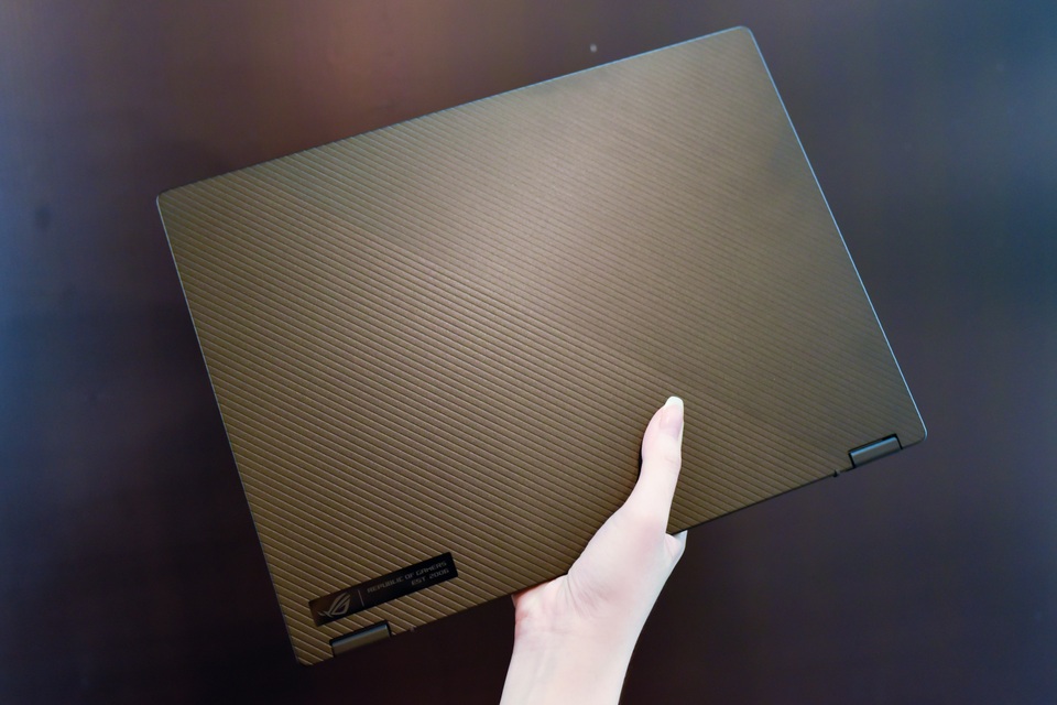 Cận cảnh ROG Flow X13: laptop gaming mỏng nhẹ, xoay gập 360 độ - 1 Cận cảnh ROG Flow X13: laptop gaming mỏng nhẹ, xoay gập 360 độ - 1