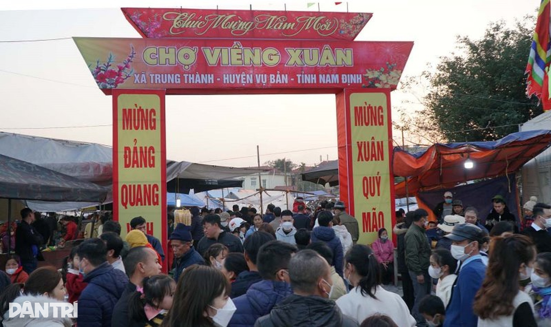 Nườm nượp người đi chợ mua may bán rủi - 1 Nườm nượp người đi chợ mua may bán rủi - 1