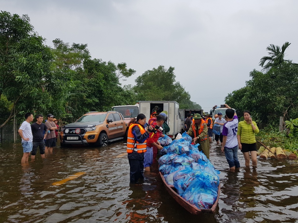 Vượt lũ, mang lương thực đến với người dân vùng thấp trũng Hải Lăng - 13 Vượt lũ, mang lương thực đến với người dân vùng thấp trũng Hải Lăng - 13