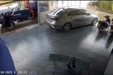 Xe tải trôi tự do vì tài xế quên kéo phanh tay khi đỗ