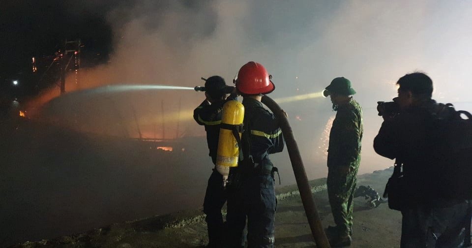 4 tàu cá bất ngờ bốc cháy dữ dội - 8 4 tàu cá bất ngờ bốc cháy dữ dội - 8