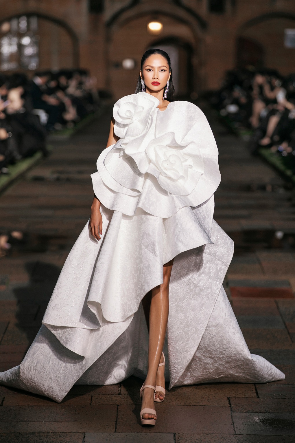 Thanh Hằng diện đầm nặng hơn 15kg, hôn má Đỗ Mạnh Cường kết show - 5