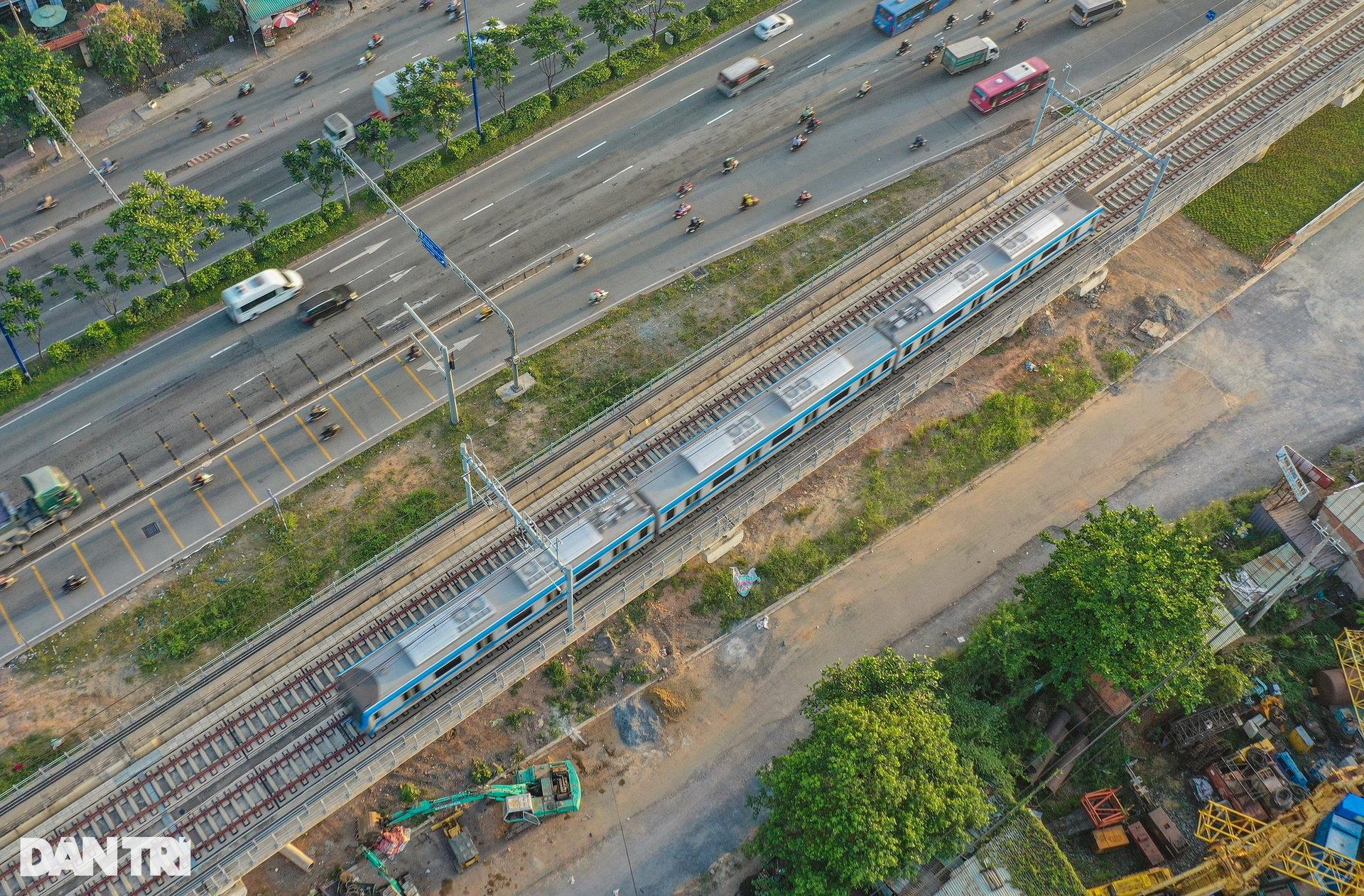 Người dân TPHCM hào hứng thử nghiệm tàu metro số 1 Bến Thành - Suối Tiên - 1 Người dân TPHCM hào hứng thử nghiệm tàu metro số 1 Bến Thành - Suối Tiên - 1