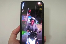 Người đàn ông đi xe máy vào đường một chiều, chặn đầu ô tô tại TPHCM