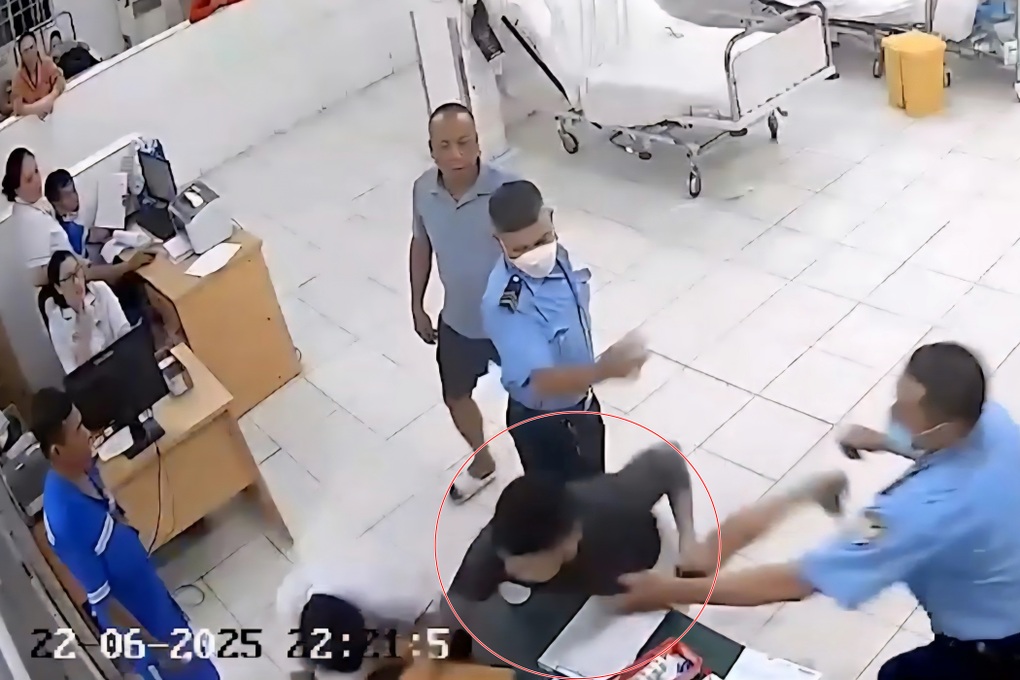 Tạm giữ thanh niên đấm vào mặt nhân viên y tế - 2 Tạm giữ thanh niên đấm vào mặt nhân viên y tế - 2