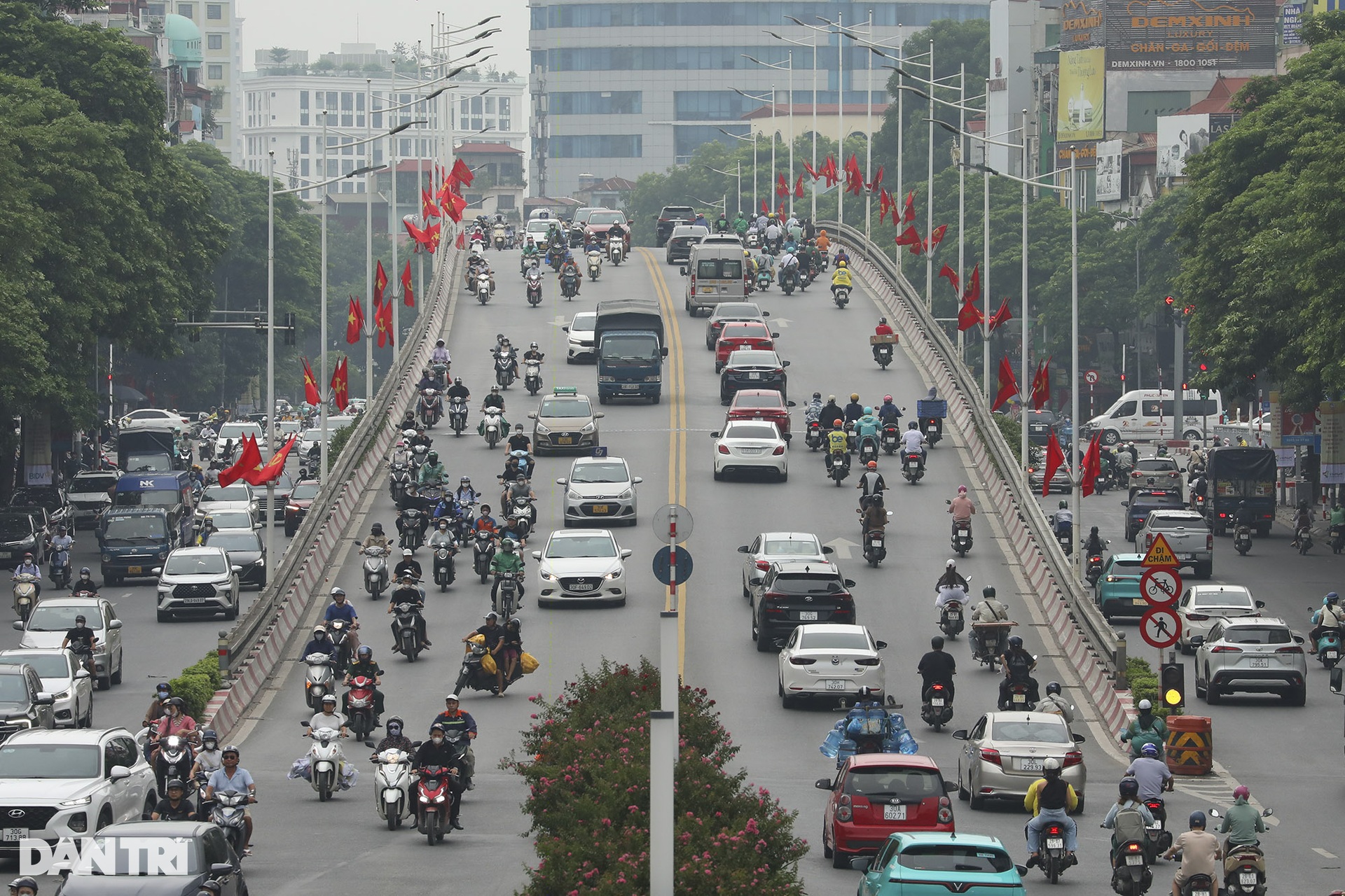 Hà Nội rực rỡ cờ hoa chào mừng Cách mạng Tháng Tám và Quốc khánh 2/9 - 8 Hà Nội rực rỡ cờ hoa chào mừng Cách mạng Tháng Tám và Quốc khánh 2/9 - 8