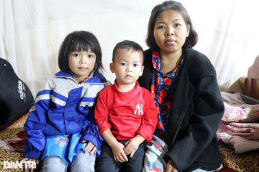 "Nhiều lúc bố mẹ đi viện, phải nấu cháo loãng cho các con ăn cả ngày"