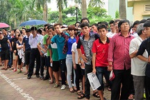 Người hâm mộ xếp hàng dài mua vé xem U19 Việt Nam tại VFF