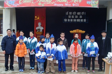 Bé lớp 3 “khất thực” nuôi cha mẹ bệnh tật nhận quà học sinh nghèo vượt khó