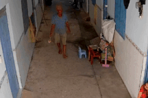 Hành động gây bất ngờ của chủ trọ mỗi tối trước nhà công nhân mới sinh con