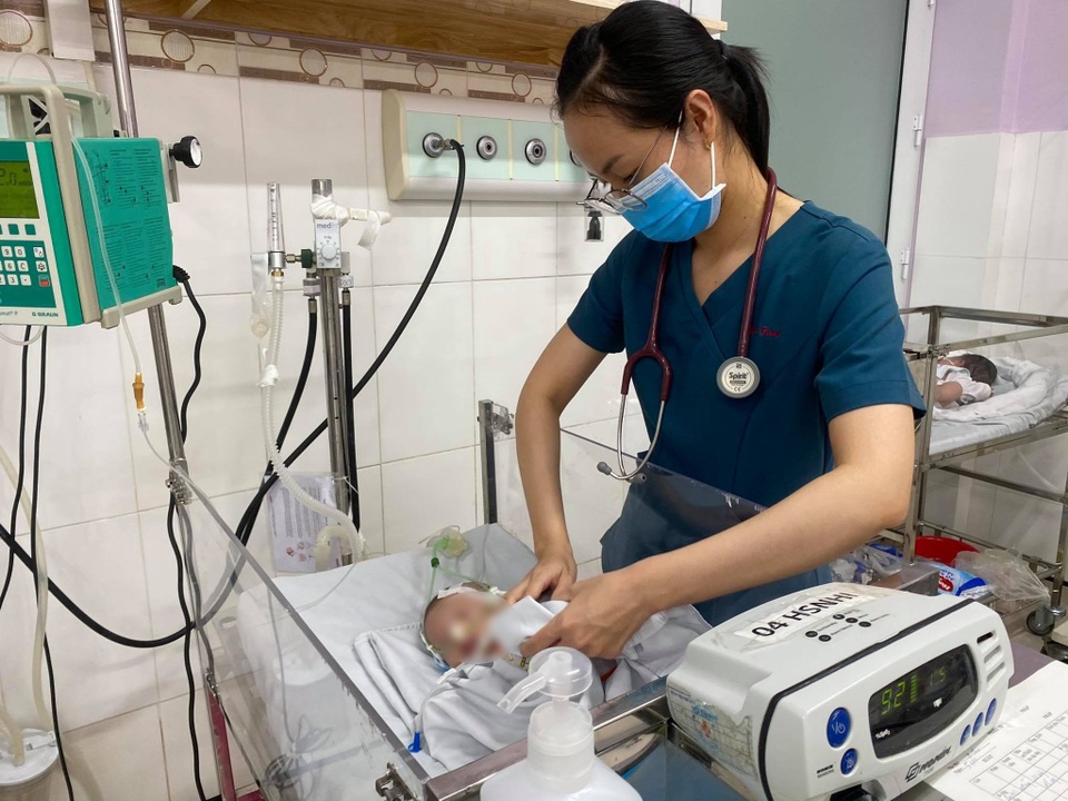 Bé sơ sinh bị bỏ rơi trong bệnh viện Thủ Đức: Bà nội sẽ đón cháu về - 1 Bé sơ sinh bị bỏ rơi trong bệnh viện Thủ Đức: Bà nội sẽ đón cháu về - 1