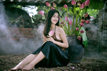 Nét duyên thầm của người con gái mặc áo yếm bên sen