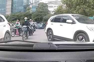 Thản nhiên đỗ xe giữa đường như ở nhà mình