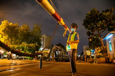 Gian nan nghề gác tàu giữa trung tâm Sài Gòn