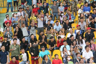 Hàng nghìn người "đội nắng" xem đua mô tô ở Cần Thơ