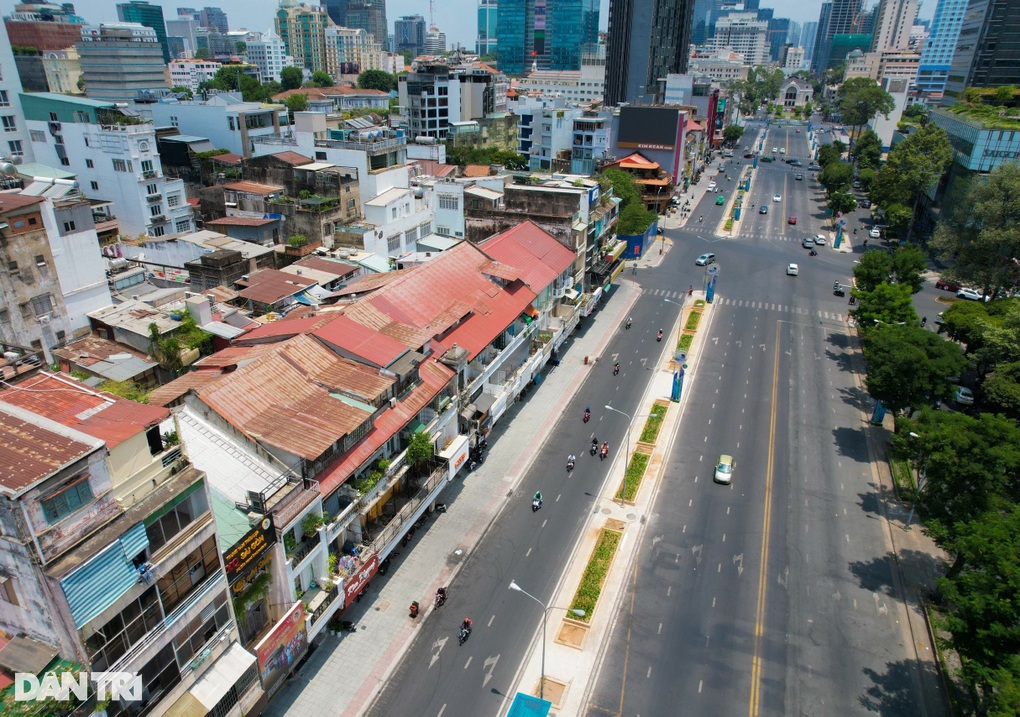 Người dân lo ngại khi lắp mái che trên vỉa hè đường trung tâm TPHCM - 1 Người dân lo ngại khi lắp mái che trên vỉa hè đường trung tâm TPHCM - 1