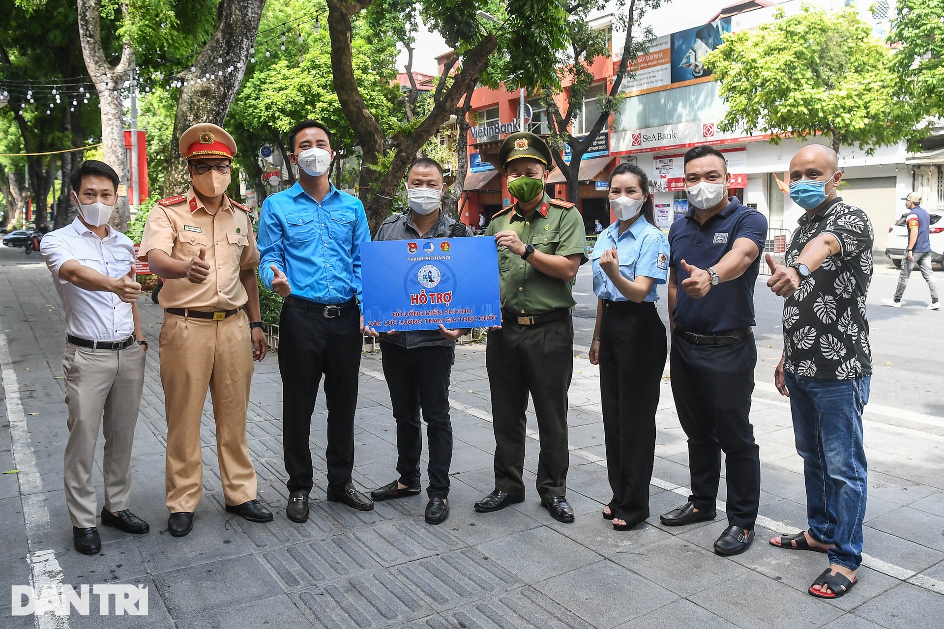 Chiến sĩ công an chống dịch bất ngờ nhận quà đặc biệt từ thanh niên Thủ đô - 15 Chiến sĩ công an chống dịch bất ngờ nhận quà đặc biệt từ thanh niên Thủ đô - 15