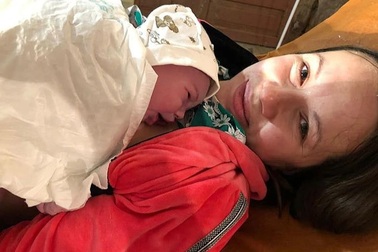 Sản phụ Ukraine sinh con ở hầm trú bom trong hệ thống tàu điện ngầm