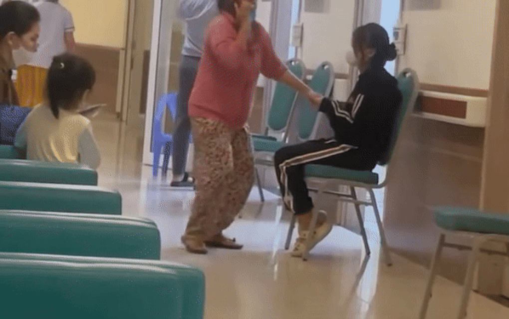 Xót xa video người mẹ khóc, gọi điện cho chồng khi con mắc ung thư máu - 1 Xót xa video người mẹ khóc, gọi điện cho chồng khi con mắc ung thư máu - 1