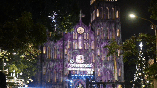 Hồ Gươm rực sáng, thu hút hàng nghìn bạn trẻ và người dân đêm Noel