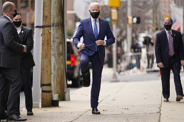 Ông Biden đi tập tễnh với giày phẫu thuật sau vụ nứt xương bàn chân