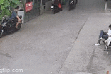 Cô gái ngã úp mặt xuống đường khi đuổi theo kẻ cướp giật ở TPHCM