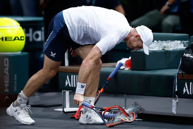 Murray nổi giận đập gãy vợt sau thất bại ở Paris Masters
