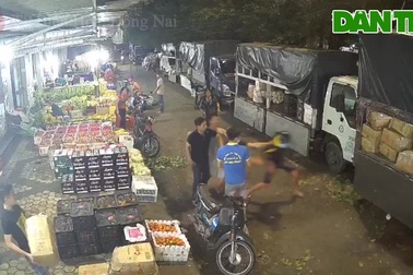 Clip nhóm đối tượng tạt mắm tôm đâm người ở chợ Tân Biên