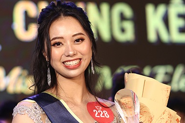 Nữ sinh cao 1m70 đăng quang hoa khôi ĐH Thương mại 2020
